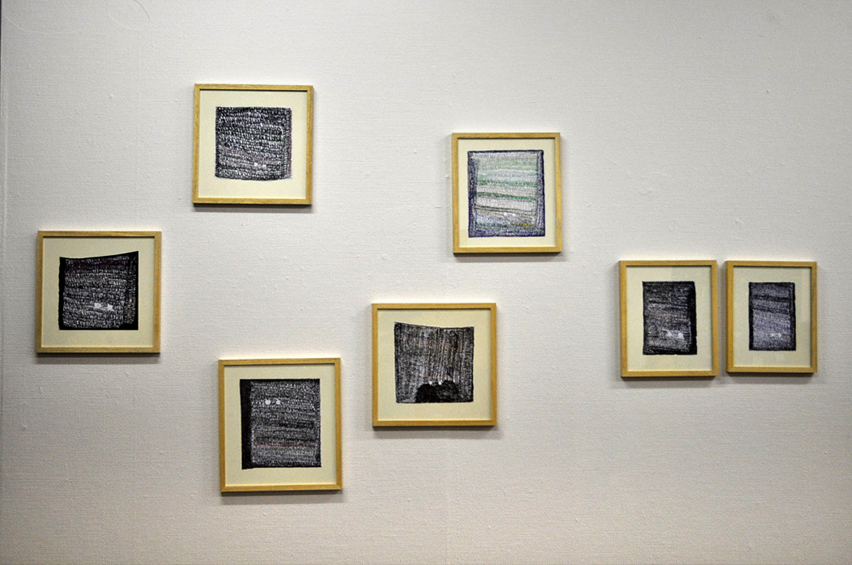 Bilderrahmen hängen an einer weißen Wand, darin ausgestellt sind Briefe von Pascal Tassini